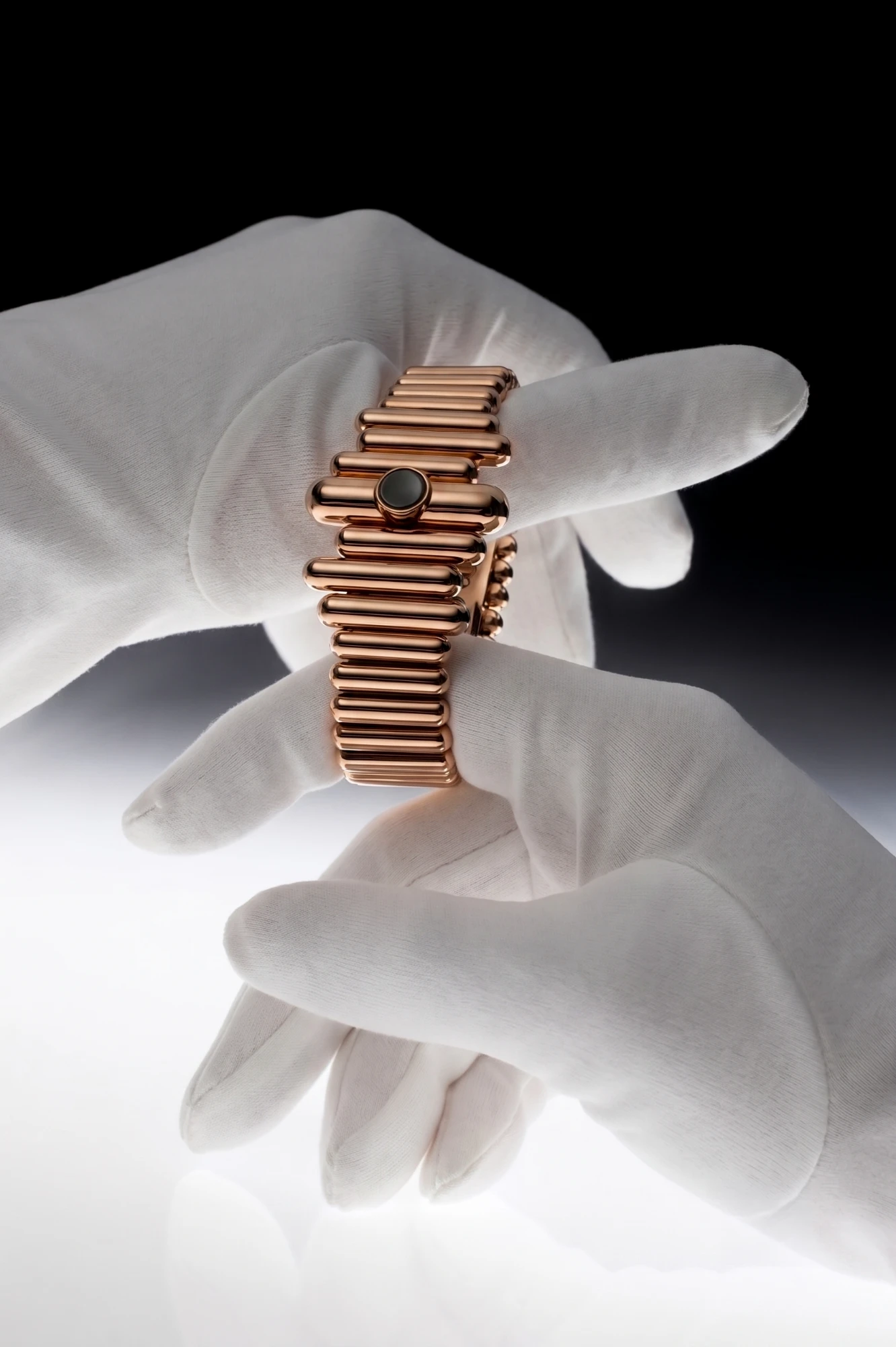 EVOLIA in oro rosa tra mani guantate